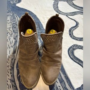 Size 9 Report booties. Super comfy.